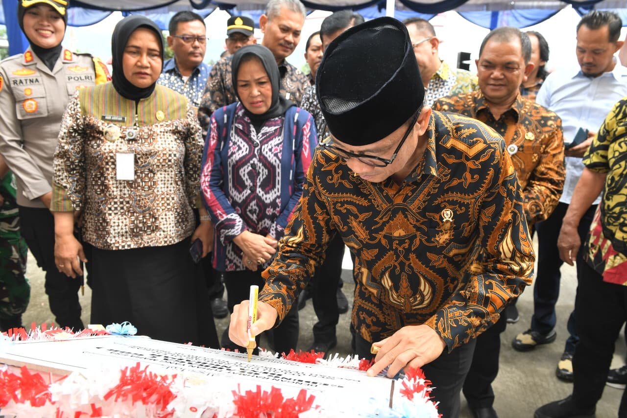 MENDES YANDRI RESMIKAN GEDUNG SERBAGUNA DESA NGRAPAH